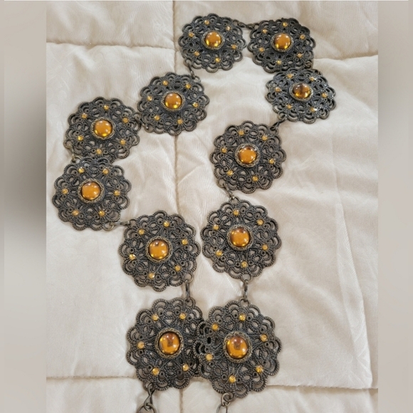 VTG Bronze Tone & Amber Lucite Flower Hippie Chain Belt w/ Rhinestone Ac… - Picture 7 of 13